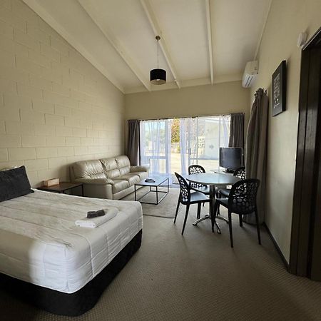 تاورانجا Fountain Court Motel المظهر الخارجي الصورة