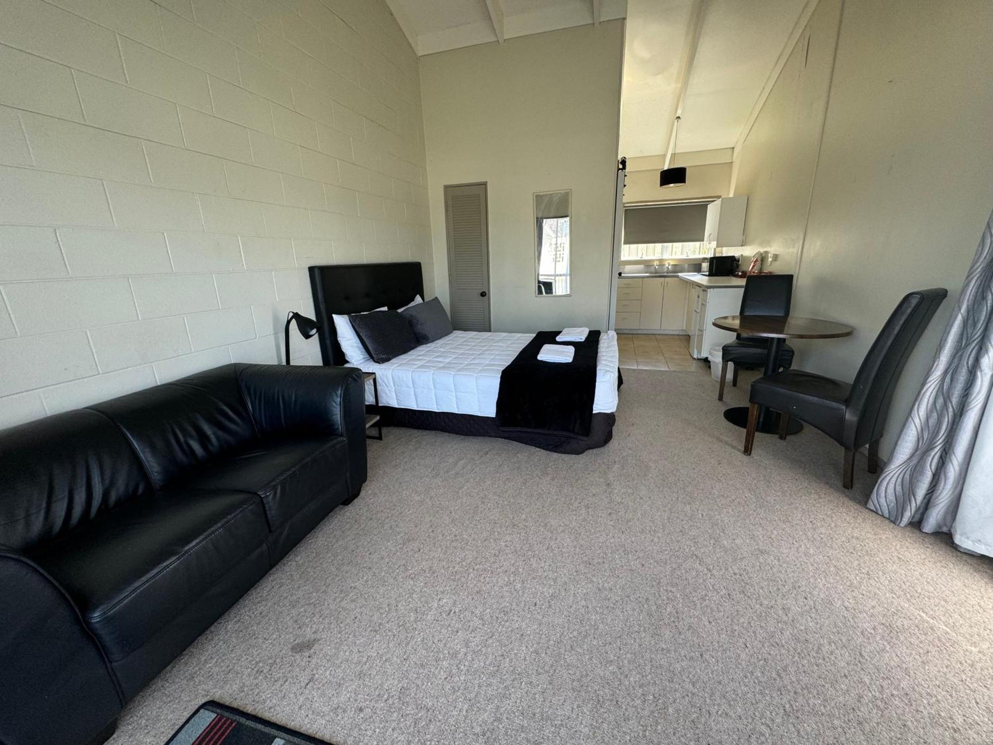 تاورانجا Fountain Court Motel المظهر الخارجي الصورة
