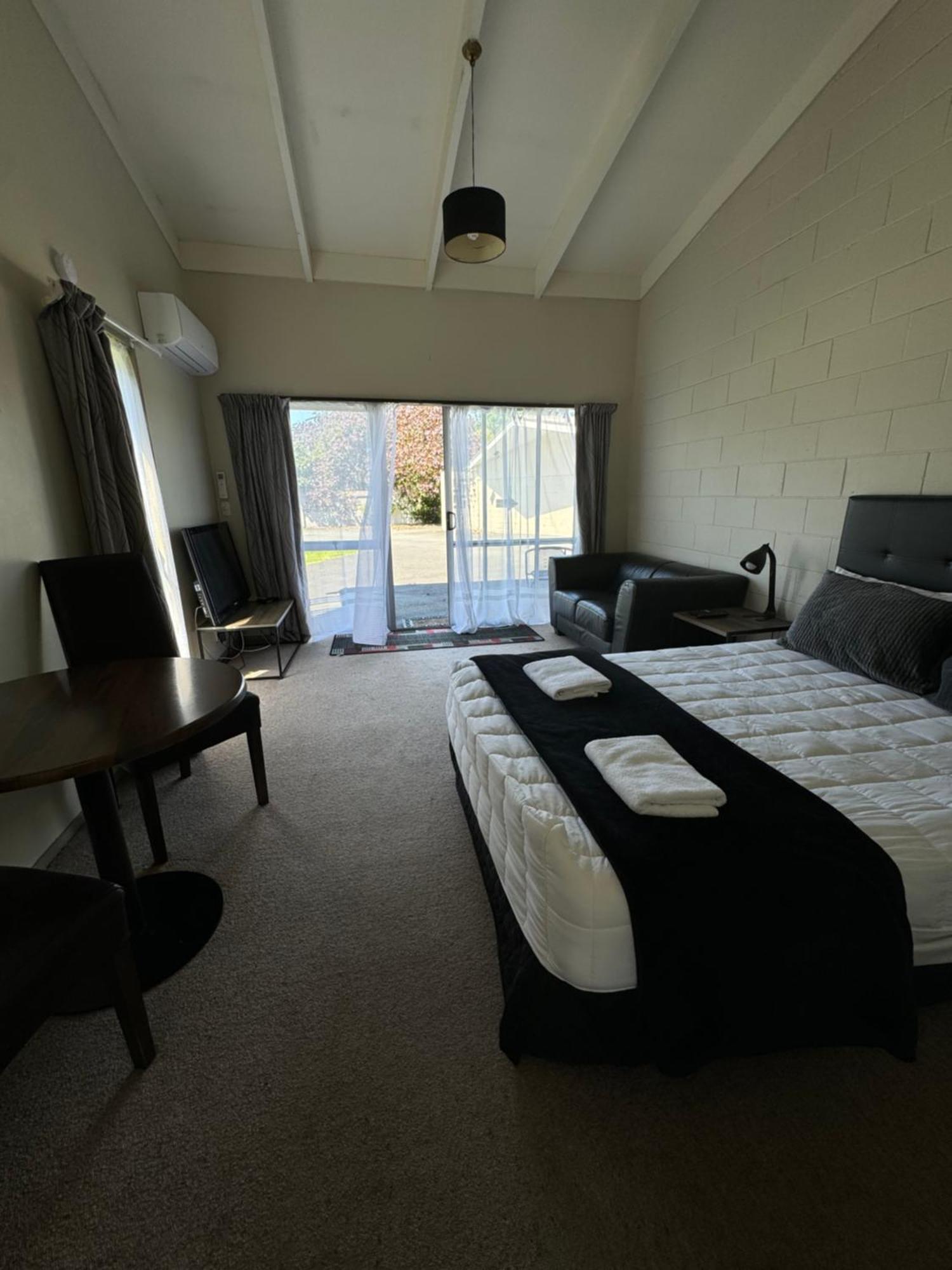 تاورانجا Fountain Court Motel المظهر الخارجي الصورة