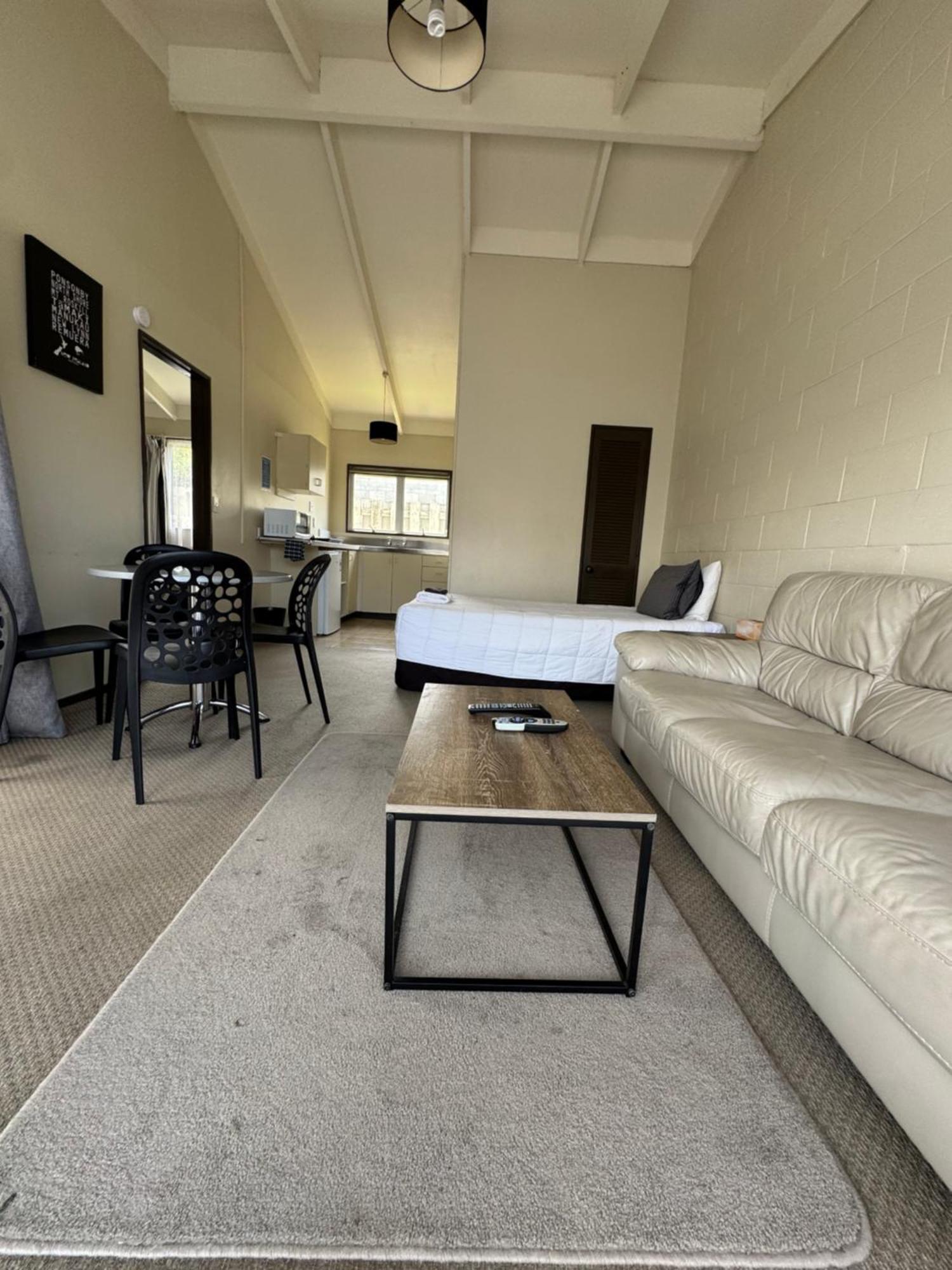 تاورانجا Fountain Court Motel المظهر الخارجي الصورة