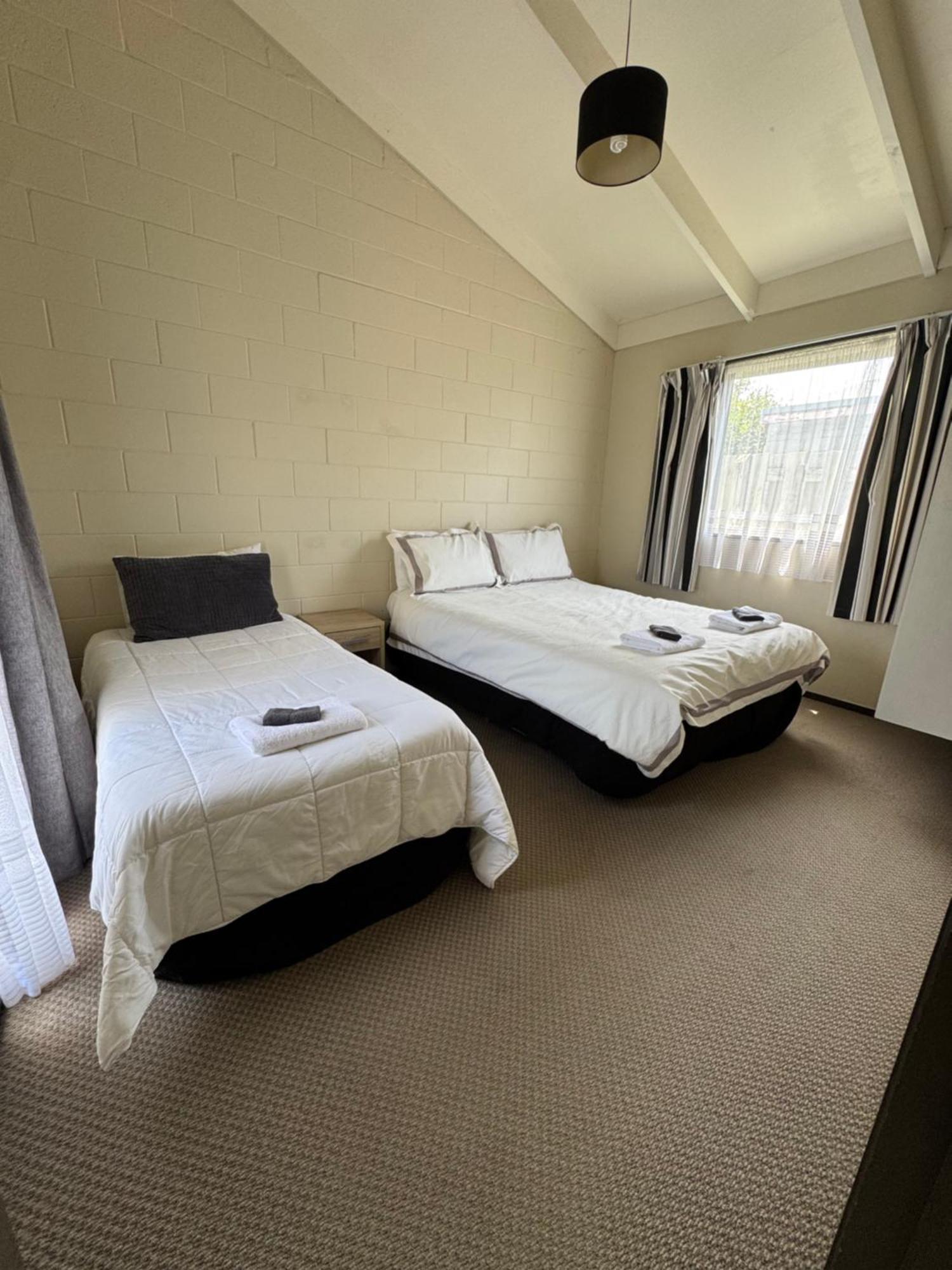 تاورانجا Fountain Court Motel المظهر الخارجي الصورة