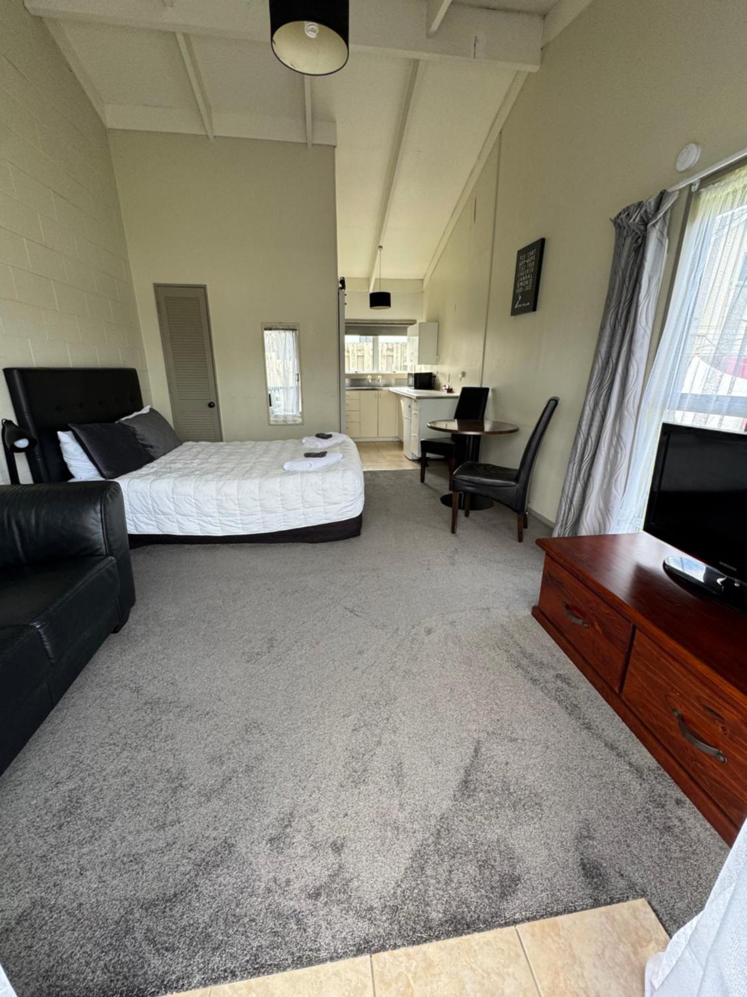 تاورانجا Fountain Court Motel المظهر الخارجي الصورة